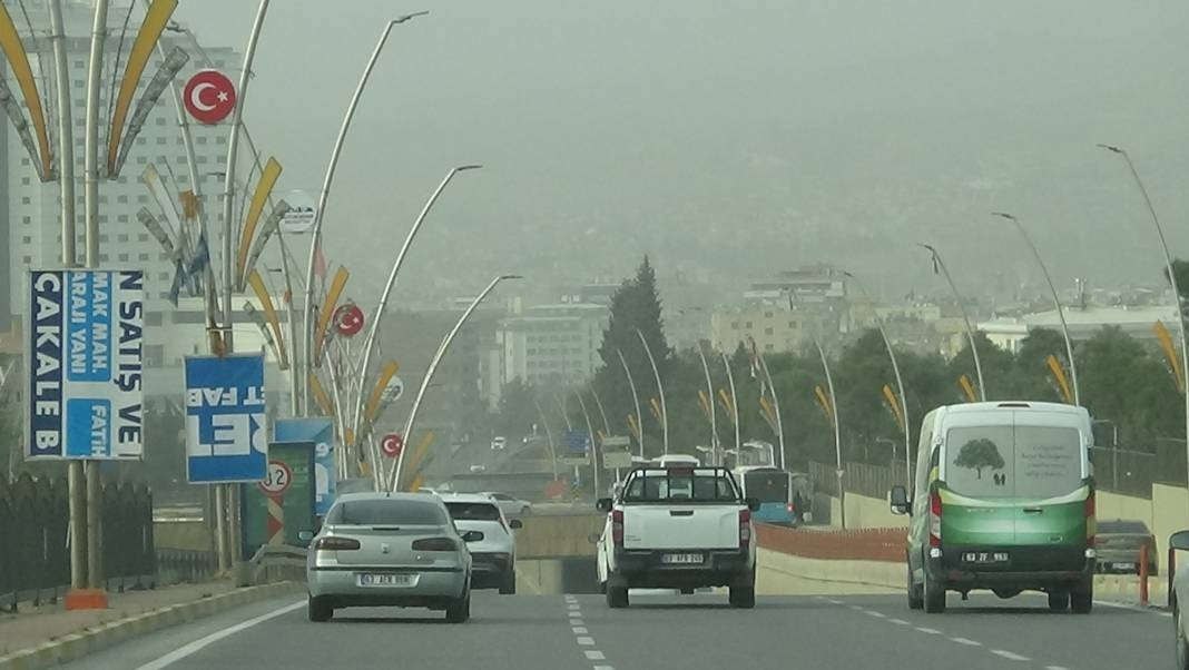 Gözyüzü griye döndü. Araçlar tozla kaplandı. Görenler telefonuna sarıldı - Resim: 2